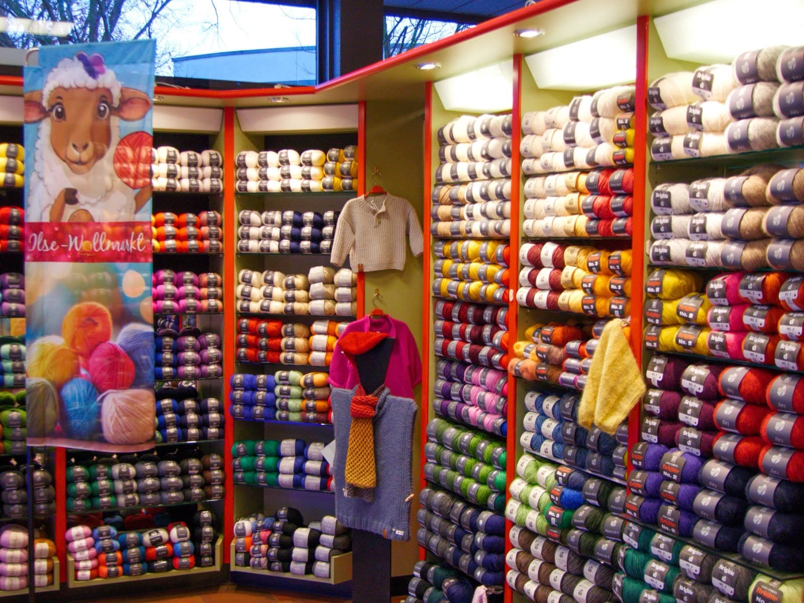 Die Garnregale im Ilse Wollmarkt, nach Farben sortiert